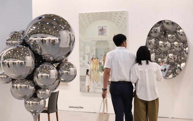 지난 3일 서울 강남구 코엑스에서 열린 국내 최대 규모의 아트페어 '키아프 서울 2025' VIP 프리뷰 데이를 찾은 관람객들이 전시장을 둘러보고 있다. 뉴스1