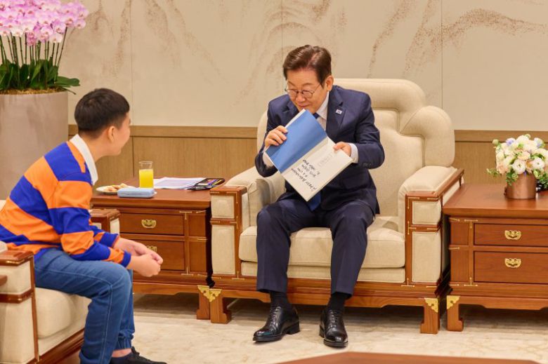 이재명 대통령, 대통령실 어린이 초청 행사 (서울=연합뉴스) 이재명 대통령이 4일 서울 용산 대통령실 청사에서 열린 어린이 초청 행사에 참석한 어린이에게 책을 선물하고 있다. 2025.9.4 [대통령실 제공. 재판매 및 DB 금지] photo@yna.co.kr (끝)