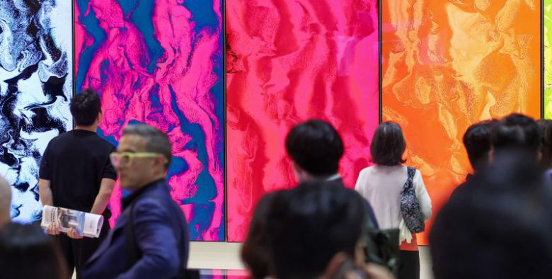 3일 서울 강남구 코엑스에서 열린 글로벌 아트페어 '프리즈 서울 2025' VIP 프리뷰 데이를 찾은 관람객들이 전시장을 둘러보고 있다. 뉴스1