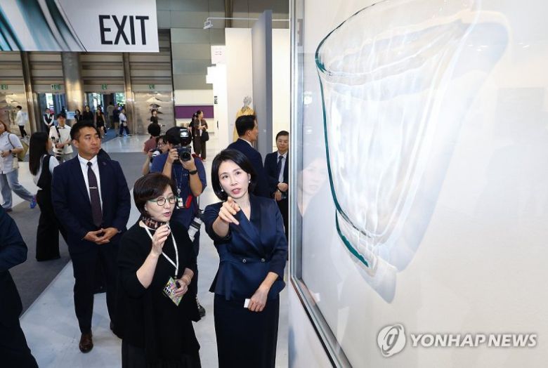 김혜경 여사(앞줄 오른쪽)가 지난 3일 서울 강남구 코엑스에서 열린 국내 최대 아트페어 프리즈 서울과 키아프 서울을 찾아 전시를 둘러보고 있다. 연합뉴스