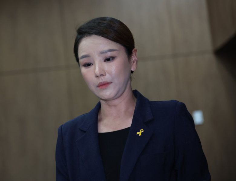 강미정 조국혁신당 대변인이 4일 서울 여의도 국회 소통관에서 당내 성비위 의혹과 관련한 탈당 기자회견을 하기위해 이동하고 있다. 뉴시스