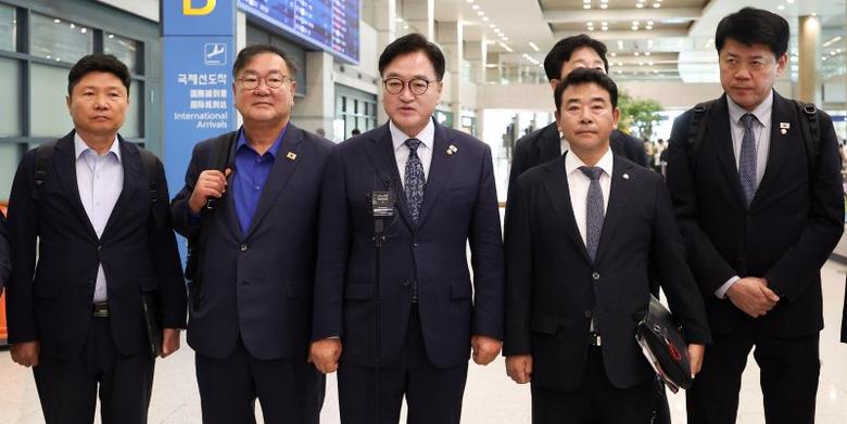 중국 전승절 행사 참석 일정을 마친 우원식 국회의장이 5일 인천국제공항을 통해 귀국해 소감을 말하고 있다. 뉴시스