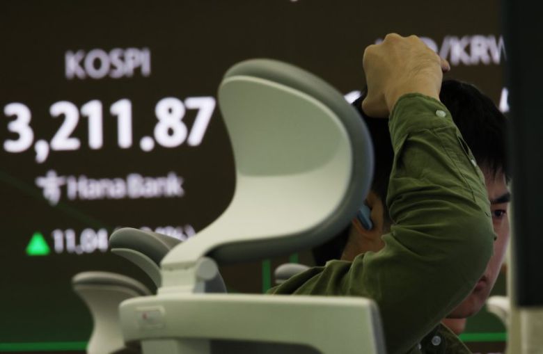 5일 오전 서울 중구 하나은행 본점 딜링룸 전광판에 실시간 코스피가 표시돼 있다. 연합뉴스