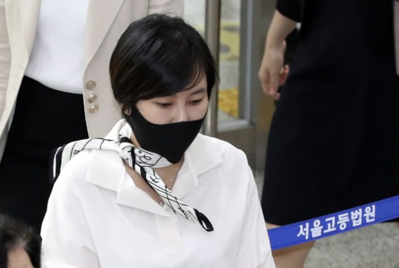 장시호 씨가 17일 오전 서초구 서울고등법원에서 열린 '국정농단 사건' 관련 파기환송심 1차 공판에 출석하고 있다. 뉴시스