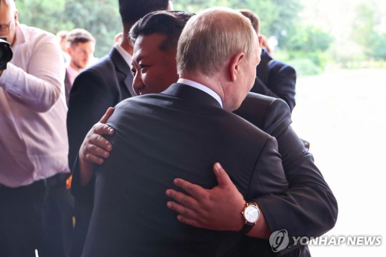 김정은 북한 국무위원장이 3일 중국 베이징에서 블라디미르 푸틴 러시아 대통령과 포옹하고 있다./사진=연합뉴스