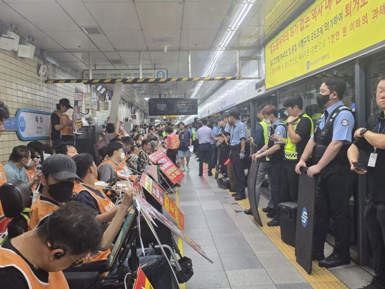 5일 오전 전국장애인차별철폐연대(전장연)가 서울 지하철 4호선 혜화역에서 지하철 탑승 시위를 벌이고 있다. 사진=서지윤 기자