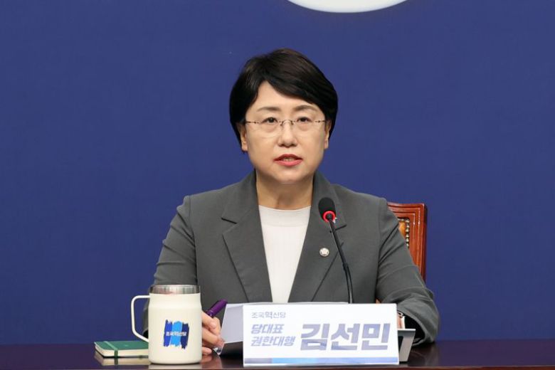 조국혁신당 김선민 당 대표 권한대행이 5일 서울 여의도 국회에서 열린 현안 관련 기자간담회에서 당내 성비위 사건과 관련한 입장을 말하고 있다.사진=서동일 기자