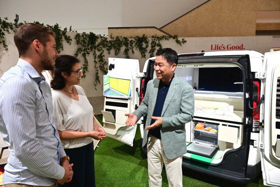 류재철 LG전자 HS사업본부장이 5일 IFA 2025 LG전자 부스에서 AI홈 허브 ‘씽큐 온’과 가전들이 서로 연결되며 고객의 일상을 업그레이드 하는 'LG AI홈'을 설명하고 있다. LG전자 제공