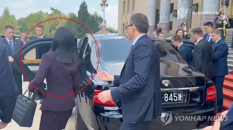 김정은 북한 국무위원장의 동생인 김여정 노동당 부부장이 3일 김 위원장이 블라디미르 푸틴 러시아 대통령과 별도 회담을 위해 푸틴 대통령의 전용 리무진 '아우루스'에 탑승할 때 차량에 함께 타고 있다./사진=연합뉴스