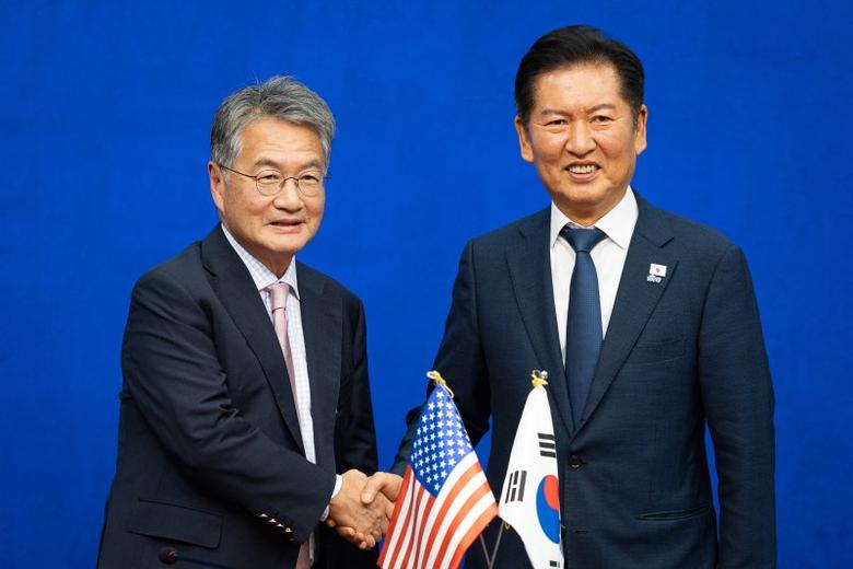 정청래 더불어민주당 대표가 5일 서울 여의도 국회에서 조셉 윤 주한미국대사대리를 접견, 기념 촬영을 하고 있다. 뉴스1