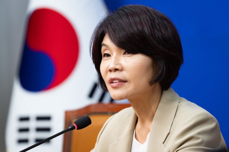 한정애 더불어민주당 정책위의장이 5일 서울 여의도 국회에서 정례 기자간담회를 하고 있다. 뉴스1