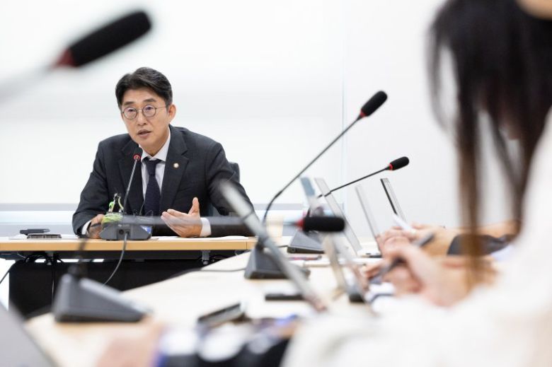 노종면 더불어민주당 언론개혁특별위원회 간사가 5일 서울 여의도 국회 의원회관에서 언론개혁 관련 기자설명회를 갖고 있다. 뉴스1