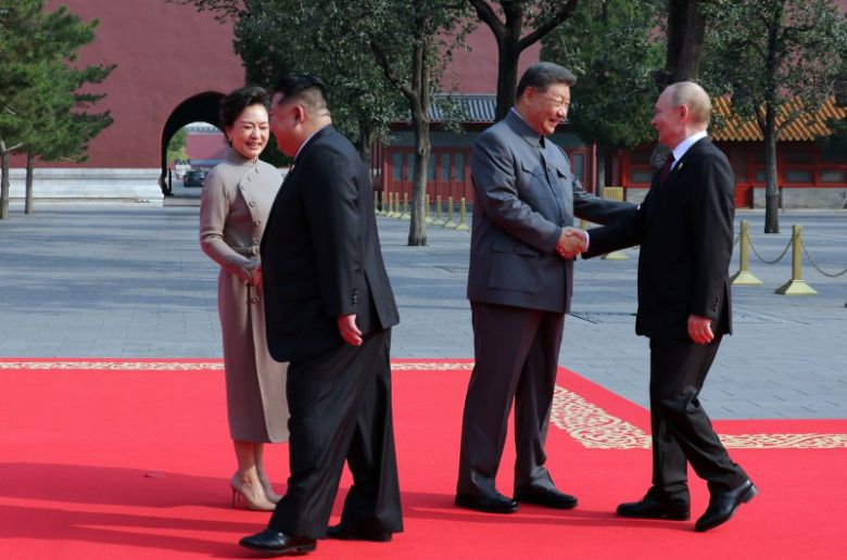 김정은 북한 국무위원장, 시진핑 국가주석, 블라디미르 푸틴 러시아 대통령이 지난 3일 열린 중국 전승절 열병식에 참석하면서 시 주석과 인사하고 있다. 노동신문 뉴스1