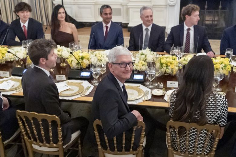 4일(현지시간) 미국 워싱턴 백악관에서 열린 IT 기업 대표 초청 만찬에 참석한 팀 쿡 애플 최고경영자(CEO)(앞줄 가운데).AP뉴시스