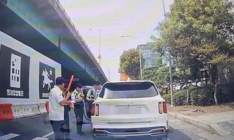 지난 3일 오후 경찰이 골목에 주차된 차량을 훔쳐 달아난 20대 남성을 검거하고 있다. 서울 방배경찰서 제공