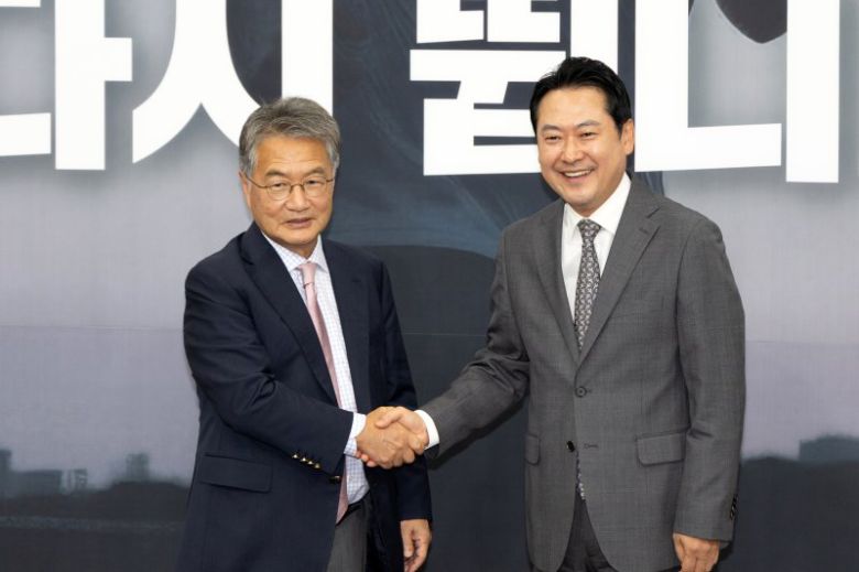 장동혁 국민의힘 대표가 5일 서울 여의도 국회에서 조셉 윤 주한미국대사대리를 접견, 기념촬영하고 있다. 뉴스1