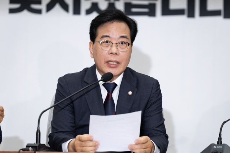 송언석 국민의힘 원내대표가 5일 서울 여의도 국회에서 열린 원내대책회의에서 모두 발언을 하고 있다. 뉴스1