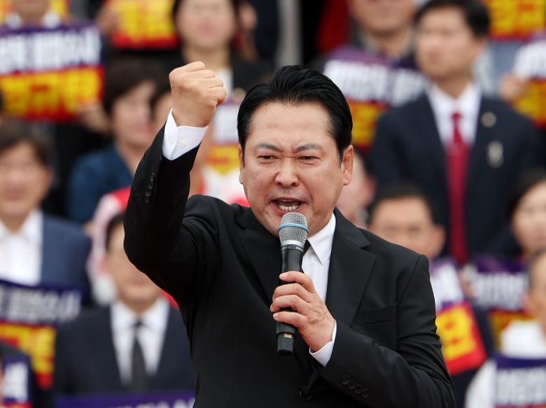 장동혁 국민의힘 대표가 4일 오전 서울 여의도 국회 본청 앞 계단에서 열린 '야당말살 정치탄압 특검수사 규탄대회'에서 연설을 하고 있다. 뉴시스