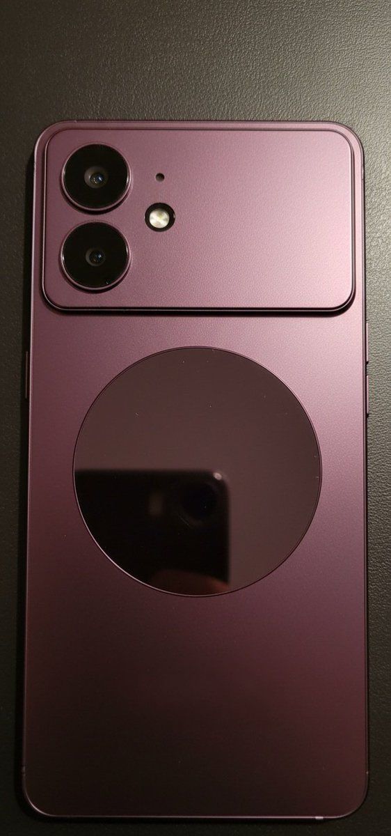 IT 팁스터 주칸로스레브가 X에 올린 갤럭시 S26 엣지 실물 모형(더미) 이미지