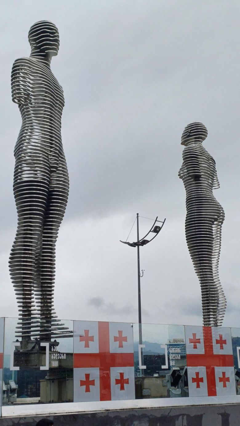 조지아 서쪽 해안가 도시 바투미의 대표 관광명소이 알리와 니노 동상. 사진=이환주 기자