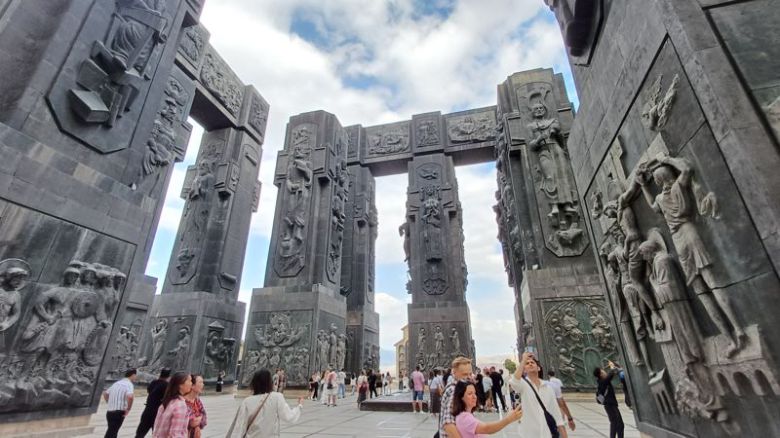 조지아 트빌리시의 대표 관광명소 '조지아 연대기' 건축물.