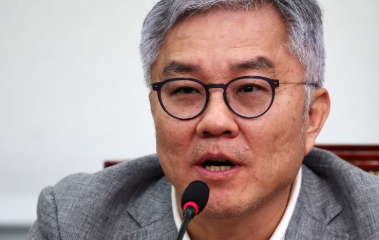 최광욱 더불어민주당 교육연수원장이 22일 오전 서울 여의도 국회에서 열린 최고위원회의에서 발언하고 있다. 뉴시스