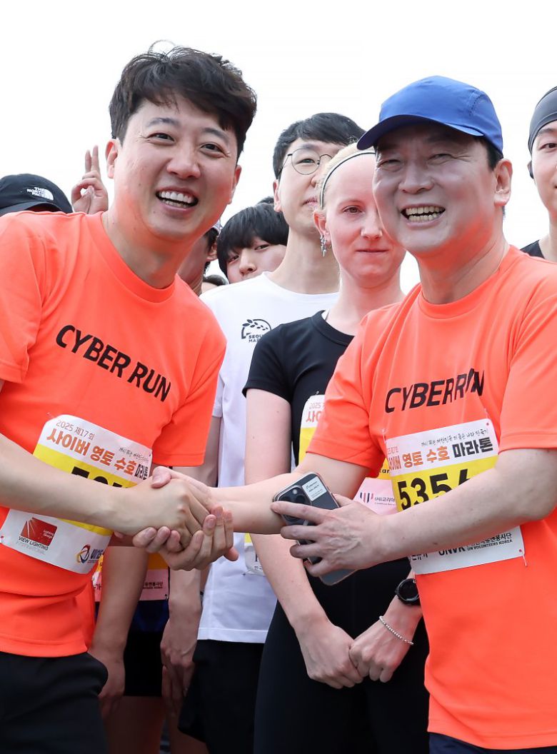 이준석 개혁신당 대표(왼쪽)와 안철수 국민의힘 의원이 7일 오전 서울 여의도 한강공원에서 열린 2025 제17회 사이버 영토 수호 마라톤대회에 참석, 악수를 나누고 있다. 뉴스1