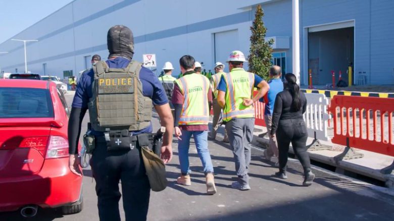 미국 이민 단속 당국이 홈페이지를 통해 지난 4일(현지시간) 조지아주 현대차그룹-LG에너지솔루션의 합작 배터리 공장 건설현장에서 벌인 불법체류·고용 단속 현장 영상을 홈페이지를 통해 공개했다. (사진= ICE 홈페이지 영상 캡쳐) /사진=뉴시스화상