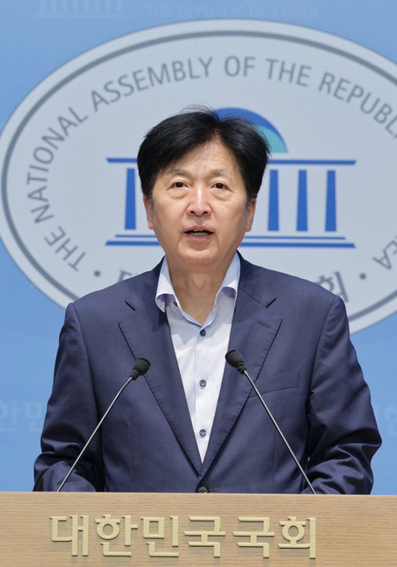 더불어민주당 의원 모임인 '더좋은미래'의 오기형 의원이 7일 서울 여의도 국회 소통관에서 미국 이민당국의 한국 기업 직원 구금과 관련한 기자회견을 하고 있다. 뉴스1