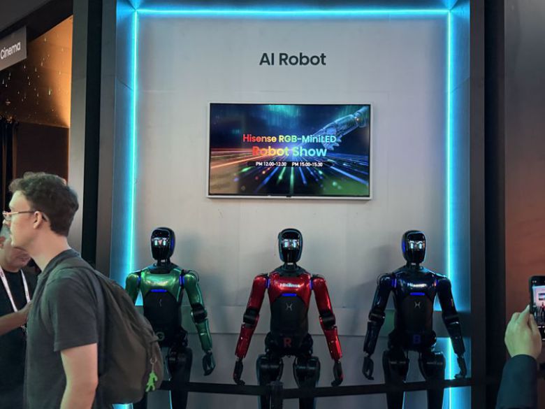 IFA 2025 전시장 내 하이센스 부스에서 휴머노이드 로봇이 로봇쇼 전 일렬로 서있다. 사진=임수빈 기자