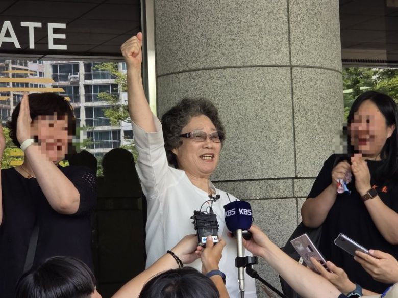 성폭행범의 혀를 깨문 죄로 유죄 선고를 받은 최말자씨가 지난 7월 23일 오후 부산 연제구 부산지방법원에서 열린 재심 공판에서 검찰의 무죄 구형을 받고 환호를 표하고 있다. /사진=뉴시스