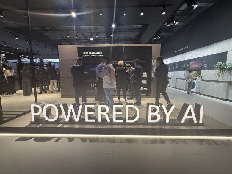 IFA 2025 전시장 중국 하이얼 부스에는 'AI로 구동되는 가전(Powered by AI)' 이라는 글자가 설치돼 있다. 사진=임수빈 기자                                    하이센스는 IFA 2025 간담회를 통해 2026년 FIFA 월드컵 공식 후원사 계약을 체결했다는 소식을 알렸다. 사진=임수빈 기자