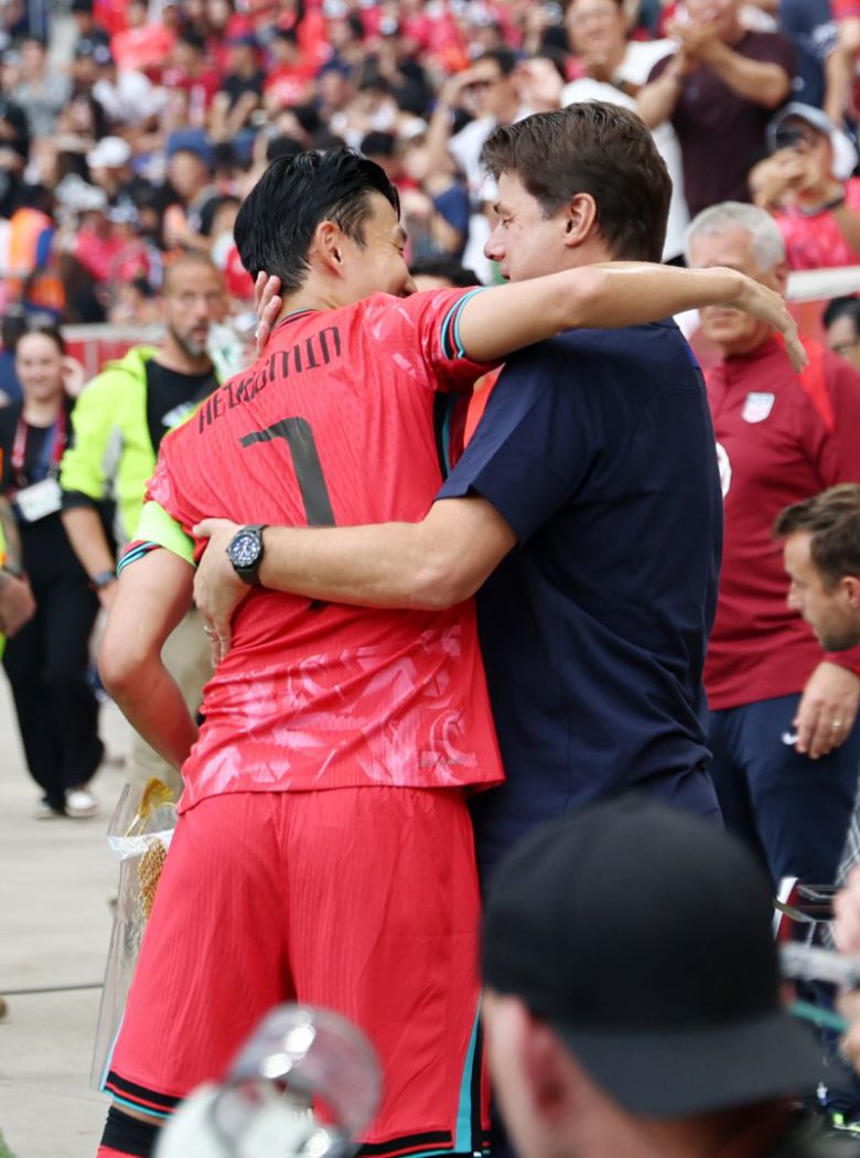 6일(현지시간) 미국 뉴저지주 해리슨 스포츠일러스트레이티드 스타디움에서 열린 한국 대 미국 친선경기 시작에 앞서 손흥민과 마우리시오 포체티노 미국 감독이 포옹을 하고 있다.연합뉴스