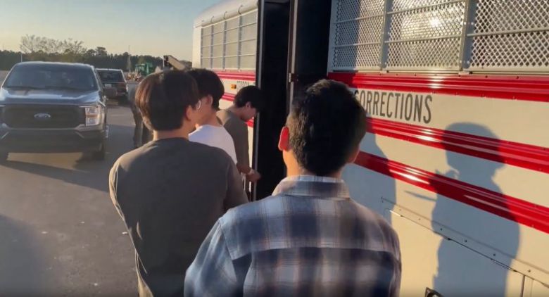 미국 이민세관단속국 ICE(U.S. Immigration and Customs Enforcement)가 조지아주 내 현대자동차그룹과 LG에너지솔루션 합작 배터리 공장 건설 현장의 한국인 직원 300여 명을 기습 단속·구금하는 영상을 공개했다. ICE 홈페이지