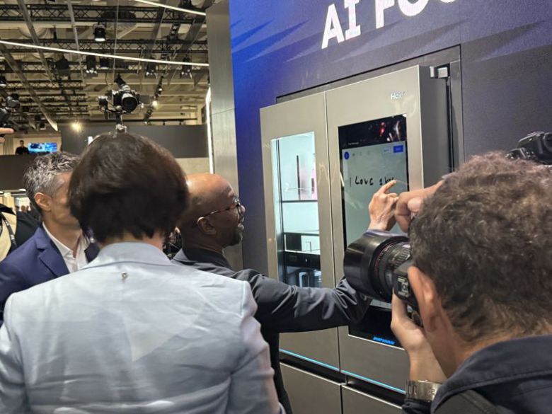 레알마드리드에서 뛴 전 프랑스 축구대표팀 출신 클로드 마켈렐레(사진 가운데)가 IFA 2025에 마련된 하이얼 부스에 방문해 AI 냉장고 기능을 시연해보고 있다. 사진=임수빈 기자