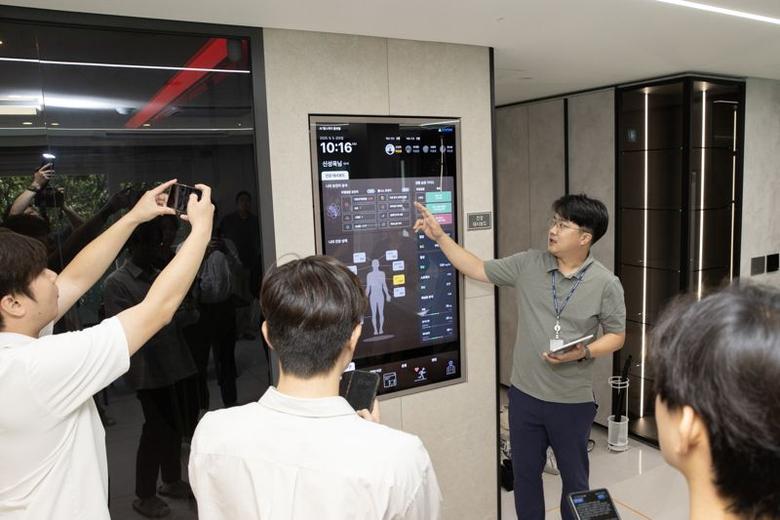 지난 5일 경기도 용인시 현대건설 마북 기술연구원에서 현대건설 관계자가 올라이프케어하우스 내에 있는 건강 대시보드를 보며 유전자 정보에 대해 설명하고 있다. 현대건설 제공