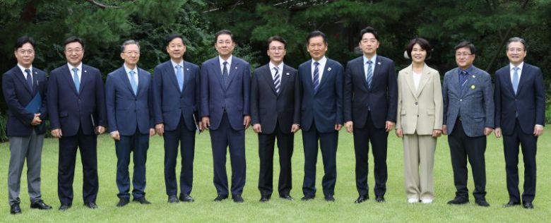 김민석 국무총리와 정청래 더불어민주당 대표, 강훈식 대통령실 비서실장 등 참석자들이 7일 서울 종로구 삼청동 국무총리공관에서 열린 고위당정협의회에 앞서 기념촬영을 하고 있다. 뉴시스