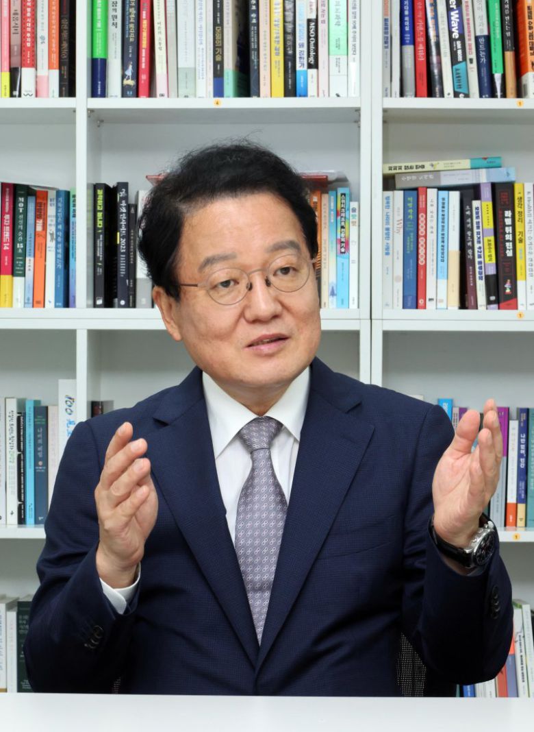 4일 남성욱 숙명여대 석좌교수(전 국가안보전략연구원장)가 서울 서초구 파이낸셜뉴스 본사에서 '김정은, 중국 열병식서 외교 무대 데뷔…한반도 정세변화 전망'이라는 주제로 대담을 하고 있다. 사진=박범준 기자