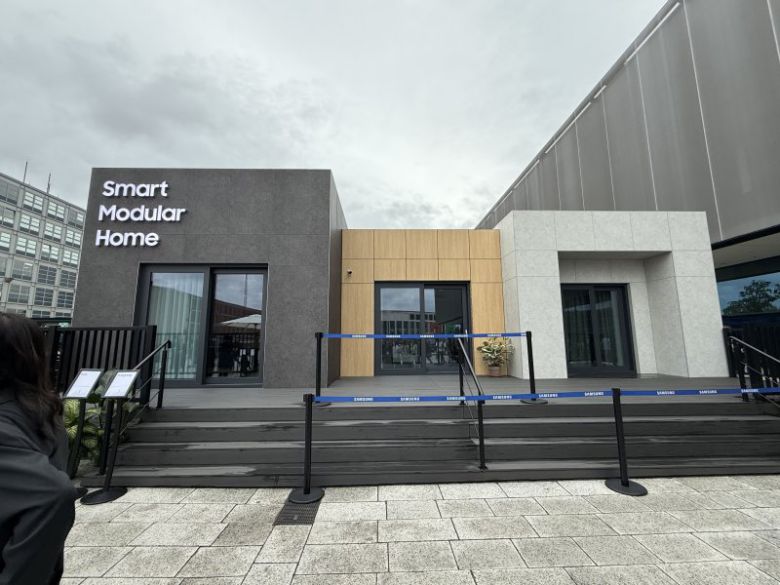 독일 베를린에서 진행되는 IFA 2025 전시장에 삼성전자가 AI 홈 기술을 기반으로 한 '스마트 모듈러 홈 솔루션' 체험관을 마련했다. 사진=임수빈 기자