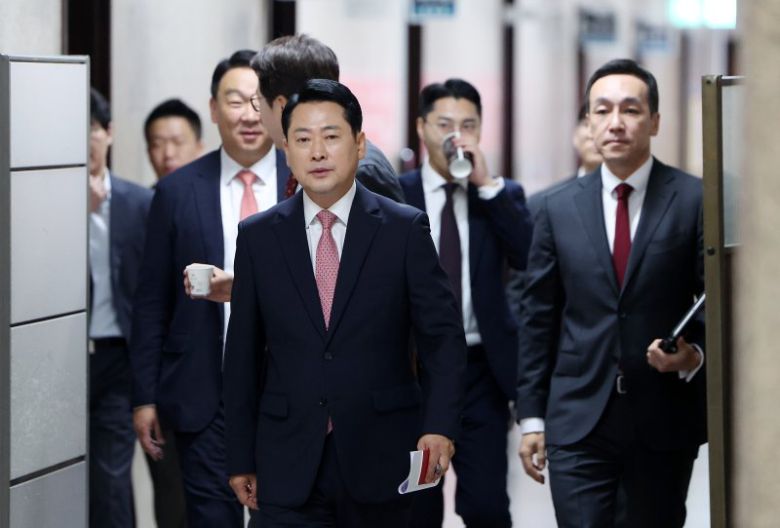 장동혁 국민의힘 대표가 8일 오전 서울 여의도 국회에서 열린 최고위원회의에 참석하기 위해 이동하고 있다. 뉴시스