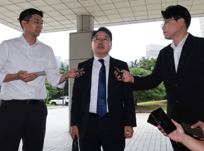 노만석 검찰총장 직무대행이 8일 오전 서울 서초구 대검찰청에 출근하며 취재진 질문에 답하고 있다. 연합뉴스