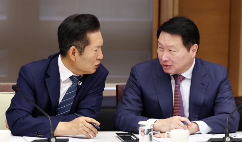 정청래 더불어민주당 대표와 최태원 대한상공회의소 회장이 8일 서울 중구 대한상의에서 열린 정책 간담회에서 대화하고 있다. 뉴스1