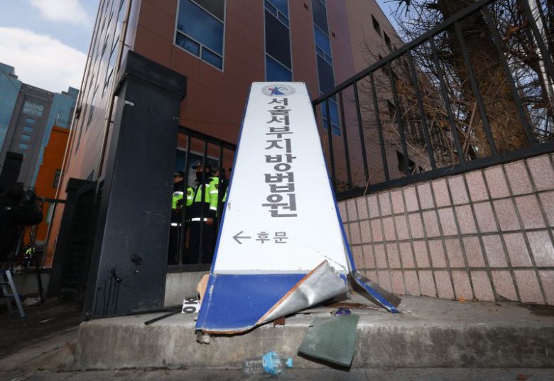 지난 1월 19일 윤석열 대통령 지지자들의 폭력 사태가 벌어진 서울 마포구 서울서부지방법원의 현판이 파손돼 있다. 뉴시스