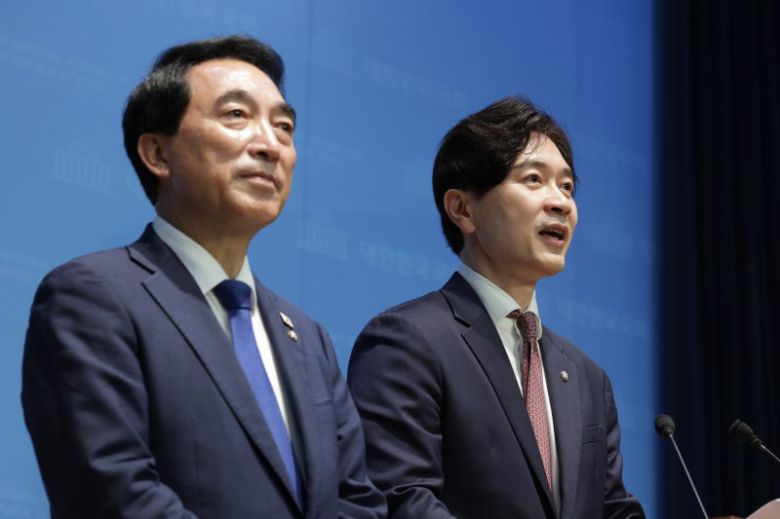 박수현 더불어민주당 수석대변인(왼쪽)과 박성훈 국민의힘 수석대변인이 8일 오후 서울 여의도 국회 소통관에서 대통령-여야 당대표 회동 결과 공동 브리핑을 하고 있다. 이번 브리핑에서 각 수석대변인은 여·야·정이 민생 문제 해결을 위한 민생경제협의체를 구성하기로 합의했다고 발표했다. 뉴스1