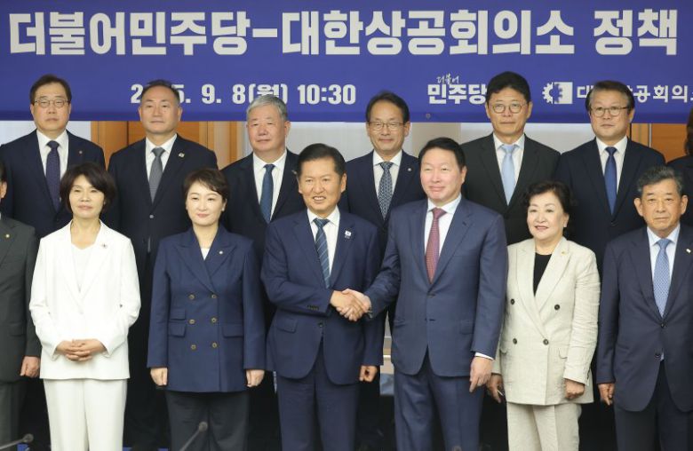 정청래 더불어민주당 대표(앞줄 왼쪽 세번째)와 최태원 대한상공회의소 회장(앞줄 왼쪽 네번째)이 8일 서울 중구 대한상공회의소에서 열린 정책 간담회에서 기념촬영을 하고 있다. 연합뉴스