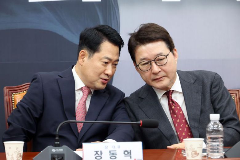 장동혁 국민의힘 대표와 신동욱 최고위원이 8일 서울 여의도 국회에서 열린 최고위원회의에서 이야기를 나누고 있다. 사진=박범준 기자