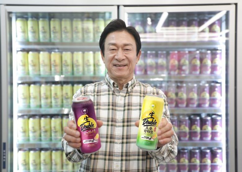배우 김응수가 CU의 '생더블 하이볼' 2종을 들고 포즈를 취하고 있다. BGF리테일 제공