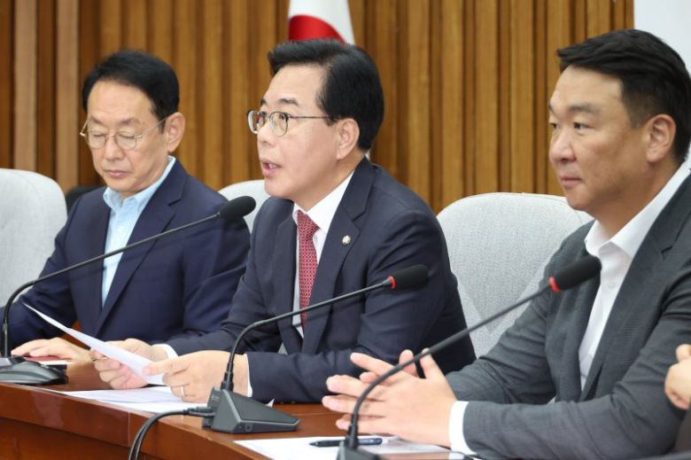 국민의힘 송언석 원내대표가 9일 서울 여의도 국회에서 열린 원내대책회의에서 발언하고 있다. 연합뉴스