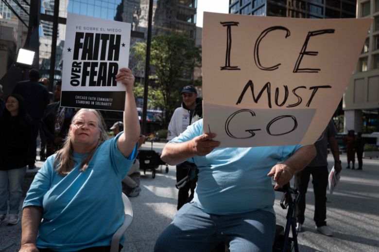 8일(현지시간) 미국 일리노이주 시카고에서 미국 이민세관단속국(ICE)의 불법이민자 단속에 반대하는 시위대가 팻말을 들고 있다.AFP연합뉴스