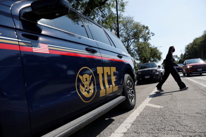 8일(현지시간) 미국 일리노이주 시카고의 쿡 카운티 법원 밖에서 촬영된 미국 이민세관단속국(ICE) 차량.로이터연합뉴스